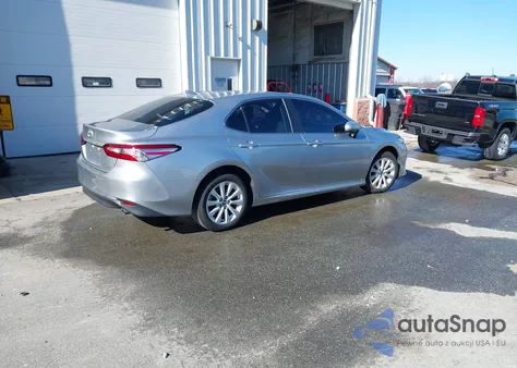 2020 Toyota Camry Le z USA, uszkodzony, nr VIN 4T1C11AK2LU984406